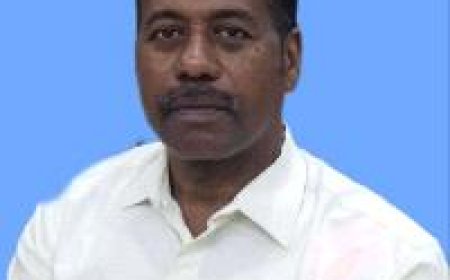 مدير إدارة الإعلام والثقافة بانتقالي أبين يعزي الصحفي محمد ناصر مبارك في وفاة والده