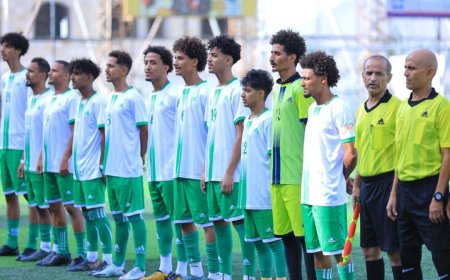 فريق أهلي تعز لكرة القدم يُتوَّج بكأس أسبوع المرور العربي 2025. 