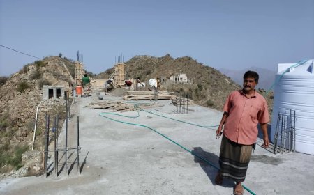 مدير عام يافع رصد يتفقد مشروع بناء ستة فصول دراسية بمدرسة الطارفة بدعم إماراتي ورعاية القائد أبو زرعة المحرمي