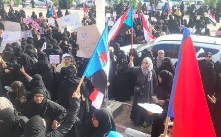 احتجاجات نسوية في عدن.. صرخة مدنية تندد غياب الخدمات والانهيار الاقتصادي