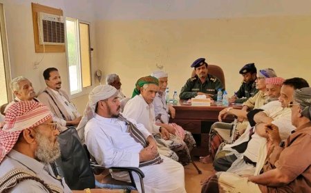 إدارة أمن حورة ووادي العين تعقد اجتماعًا مع المشائخ والاعيان وعقال الحارات لتعزيز مستوى التنسيق الأمني لتثبيت دعائم الامن والاستقرار