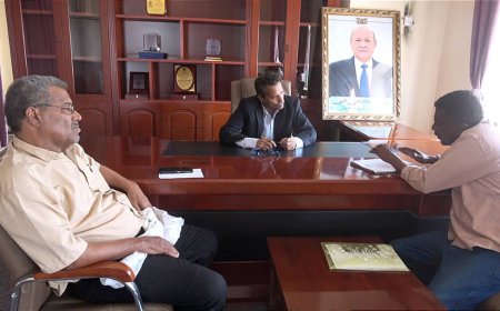 محافظ أبين يلتقي مدير النقل ويناقش سير حركة النقل ووضع الفرز في المحافظة والمديريات