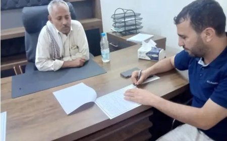 مدير عام الوازعية يشهد توقيع عقد عمل لترميم الملعب الرياضي في المديرية