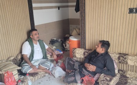 وكيل محافظة أبين الشيخ حسين الجنيدي والشيخ محمد شعتل قدمان واجب العزاء للصحفي محمد ناصر مبارك