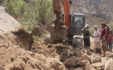 مدير عام يهر يتفقد العمل بمشروع طريق ضيك - المفلحي