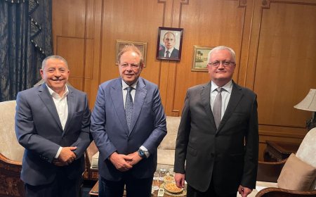 الرئيس علي ناصر محمد يلتقي السفير الروسي في القاهرة لبحث مستجدات الأزمة اليمنية ودفع جهود السلام