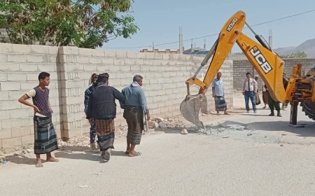 بتوجيهات السلطة المحلية بمديرية الروضة.. مكتب الاشغال بالمديرية ينفذ حملة لإزالة المطبات من شوارع المدينة تحت شعار "معاً نحو مدينة أكثر أماناً وتنظيماً"