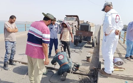 أعمال صيانة للحدود الفاصلة في جسر البريقة بالعاصمة عدن