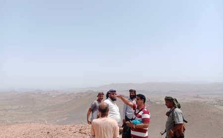 مدير عام المضاربة رأس العارة يستقبل فريق هندسي من شركة يمن موبايل لتحديد موقع برج اتصالات في عاصمة المديرية الشط