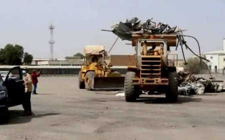 قادة حوثيون يتنافسون على «الخردة» بعد تدمير إسرائيل مطار صنعاء