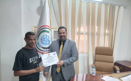 مدير عام المؤسسة الاقتصادية يكرم نموذج من الموظفين المتميزين بالعاصمة عدن