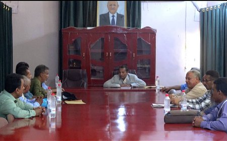 محافظ أبين يلتقي باللجنة التحضيرية لتأبين الشاعر الفقيد إيهاب باضاوي ( أبو آبة )