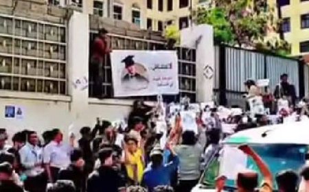 تظاهرة غاضبة  تجوب  -مدينة تعز - للمطالبة بإلقاء  القبض على قتلة الطفل مرسال