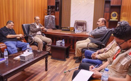 الوكيل قحطان والمدير باعباد يناقشان مستوى متابعة وتقييم تنفيذ البرنامج التعويضي في مدارس تربية ساحل حضرموت