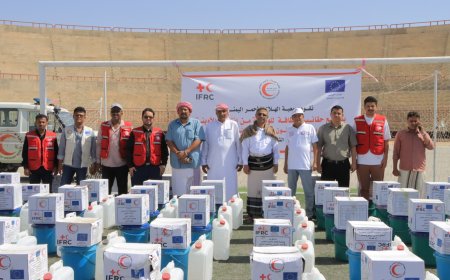 فرع جمعية الهلال الأحمر اليمني بحضرموت يوّزع حقائب النظافة للوقاية من انتشار الأوبئة بمديرية سيئون