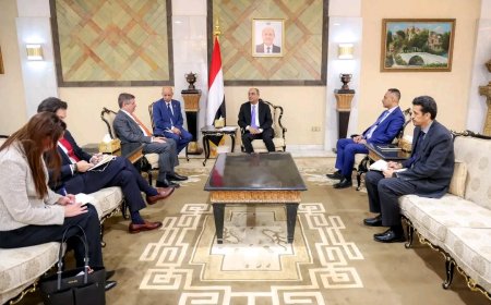 رئيس الوزراء يناقش مع السفير الأمريكي العلاقات الثنائية والقضايا ذات الاهتمام المشترك