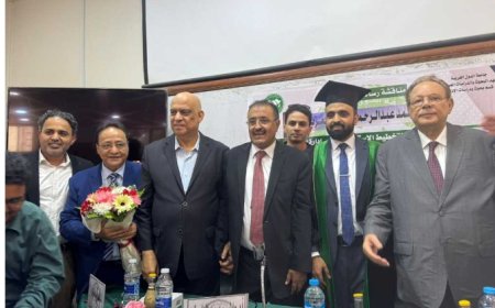 الرئيس علي ناصر محمد يحضر مناقشة رسالة الماجستير للباحث محمد معزب في معهد البحوث والدراسات العربية