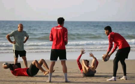 المنتخب الوطني يجري حصة تدريبية بحرية على شاطئ المكلا