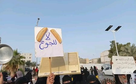 "ثورة النسوان" تعود إلى شوارع عدن رفضاً لانهيار الخدمات