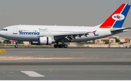 أول رحلة لطيران اليمنية يستقبلها مطار صنعاء من عمّان عقب إستهدافه بقصف إسرائيلي 