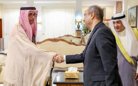 مصدر حكومي يوضح أسباب تأخر عودة رئيس الوزراء الى عدن