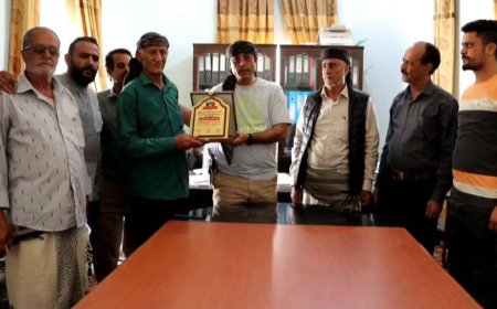 السلطة المحلية بالشعيب الضالع تكرم مدير الأشغال السابق بدرع الوفاء
