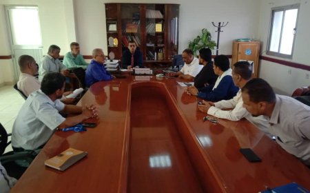 مدير عام مكتب صحة لحج يناقش مع فريق الاستجابة السريعة الوضع الوبائي بمديرية تبن 