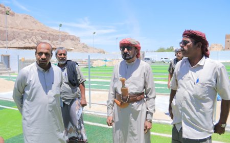 مدير عام شبام يتفقد العمل في مشروع ملعب شبام العشبي ويدعو للإستثمار في مختلف القطاعات بالمديرية