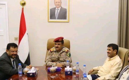 وزير الدفاع يلتقي محافظ محافظة ريمة في عدن 