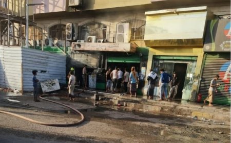 حريق يلتهم كافتيريا بسوق الحجاز مول في عدن