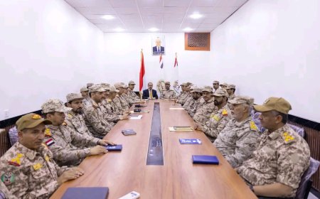 الإرياني وبن عزيز يترأسان اجتماعاً موسعاً لرؤساء الهيئات وعدد من قيادات المناطق العسكرية