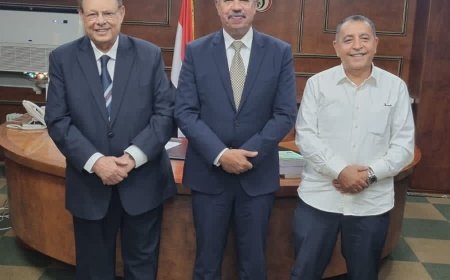 *الرئيس علي ناصر محمد يزور السفارة اليمنية بالقاهرة*