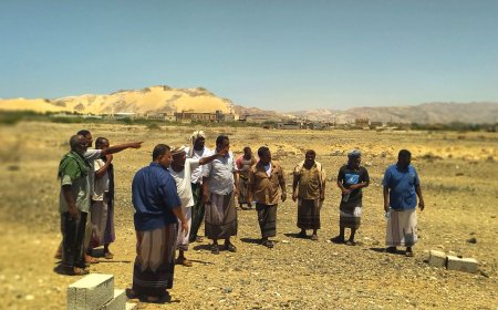 رئيس جمعية صيادي الحسي يلتقي وفد هيئة المصائد العامة السمكية بحضرموت للاطلاع على مواقع مصنع الثلج و الإنزال السمكي