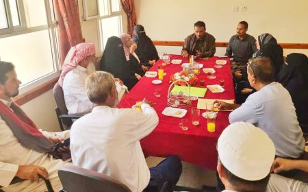 مدير تربية شبام يستقبل فريق التوجيه التربوي بوزارة التربية والتعليم عدن ويتفقدون عدد من مدارس التعليم الأساسي بالمديرية