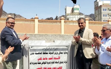 محافظ العاصمة عدن يضع حجر الأساس لمبنى السلطة المحلية بمديرية التواهي