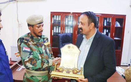 قيادة اللواء الأول دعم أمني تكرم وكيل عدن لشؤون الشهداء والجرحى تقديرًا لجهوده الوطنية والإنسانية