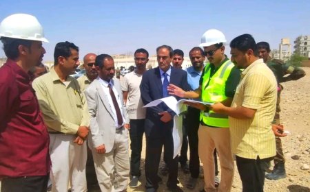 برعاية المحافظ بن الوزير... الأمين العام يشرف على تسليم موقع مشروع إنشاء مبنى مركز التغذية العلاجية بمدينة عتق