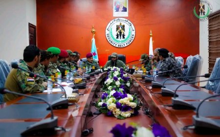 العميد الوالي يترأس اجتماعًا موسعًا بقيادة مدراء الإمداد والتموين بقوات الحزام الأمني