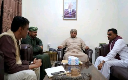 محافظ سقطرى يلتقي مدير مشروع الأشغال العامة بالمكلا ويؤكد دعم السلطة المحلية لجهود التنمية