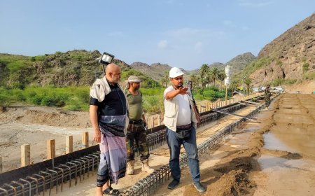 محافظ تعز يتفقد سير العمل في مشروع طريق كسر الحصار الوازعية موزع