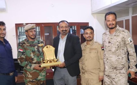 تقديرا لجهوده في خدمة اسر الشهداء والجرحى.. قائد اللواء دعم أمني يكرم الوكيل النوبة