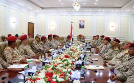 وزير الدفاع الداعري يترأس اجتماعاً موسعاً لقيادة وزارة الدفاع ورؤساء الهيئات ومدراء الدوائر في العاصمة عدن