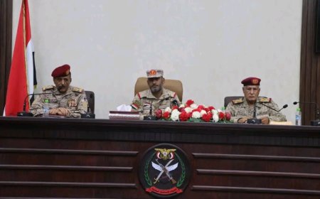 رئيس هيئة الأركان يعقد اجتماعاً عسكريا موسعاً في عدن