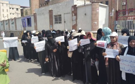 حرائر تعز في وقفة احتجاجية للمطالبة بالخدمات