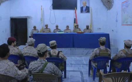 رئيس هيئة العمليات ومعه رئيس هيئة الاستخبارات والاستطلاع يتفقدا سير العمل بقيادة المنطقة العسكرية السادسة