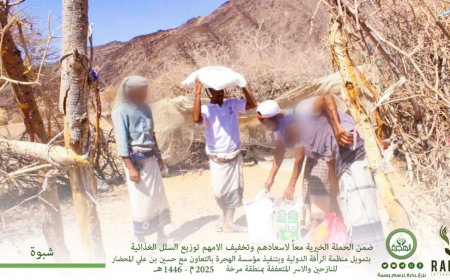 بتمويل من منظمة الرأفة الدولية.. مؤسسة الهجرة توزّع 140 سلة غذائية للنازحين والأسر المتعففة بمديرية مرخة بـ شبوة
