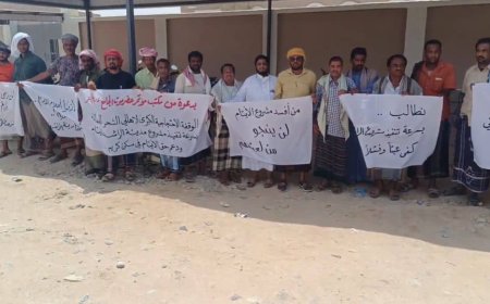 وقفة احتجاجية سلمية بالشحر للمطالبة بتنفيذ مشروع مدينة الراشد السكنية للأيتام