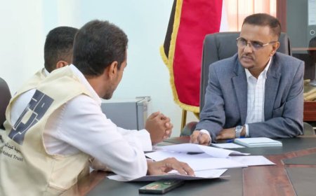 الأمين العام يعقد لقاءً بالمكلا لمناقشة سير الإجراءات القانونية لمشروع مدينة عبد العزيز الراشد الخيرية