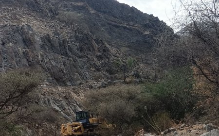 صورة تكشف احتجاز آلية لمشروع طريق باتيس رصد لبعوس منذ ثلاث سنوات في منطقة ثنهة