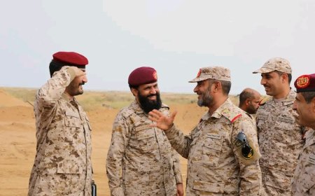 رئيس هيئة الأركان يزور المنطقة العسكرية الخامسة ويلتقي قيادة المنطقة ويطلع على أوضاع المقاتلين